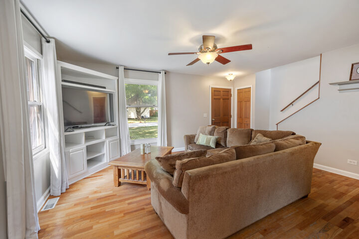 Property Photo: 33 Woodbine Drive IL 60014