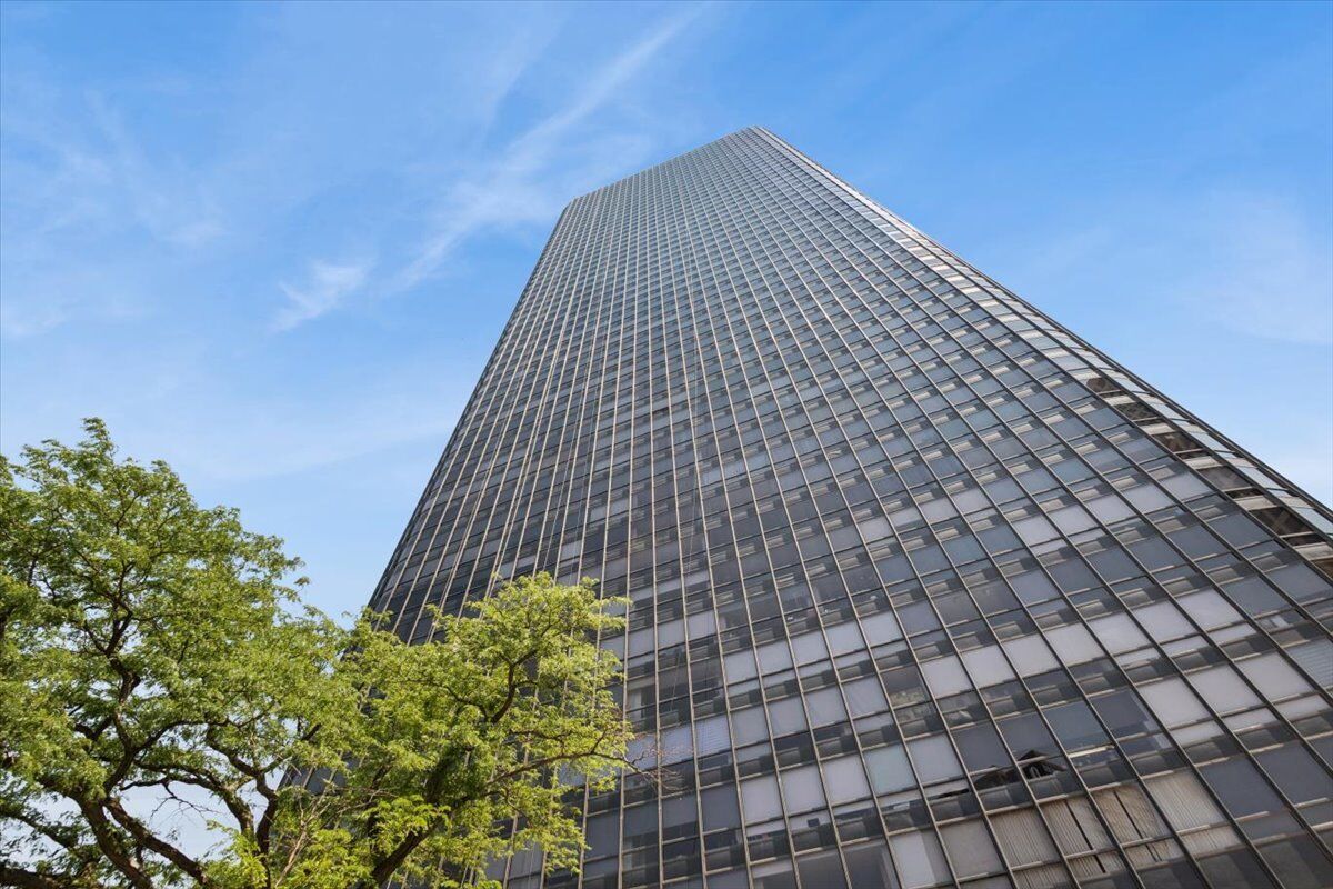 Property Photo: 5415 N Sheridan Road 3407 IL 60640