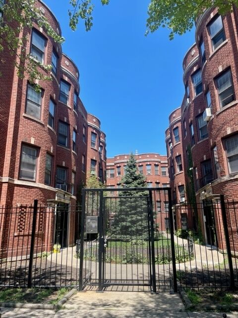 Property Photo: 1064 W Thorndale Avenue 2P IL 60660