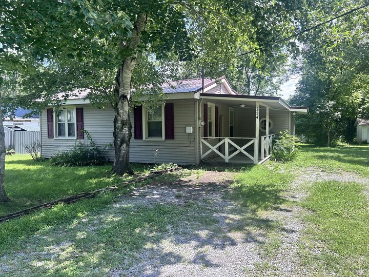 Property Photo: 224 Lee St TN 37388