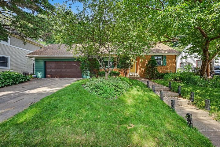 Property Photo:  885 Old Lexington Avenue  MN 55116 