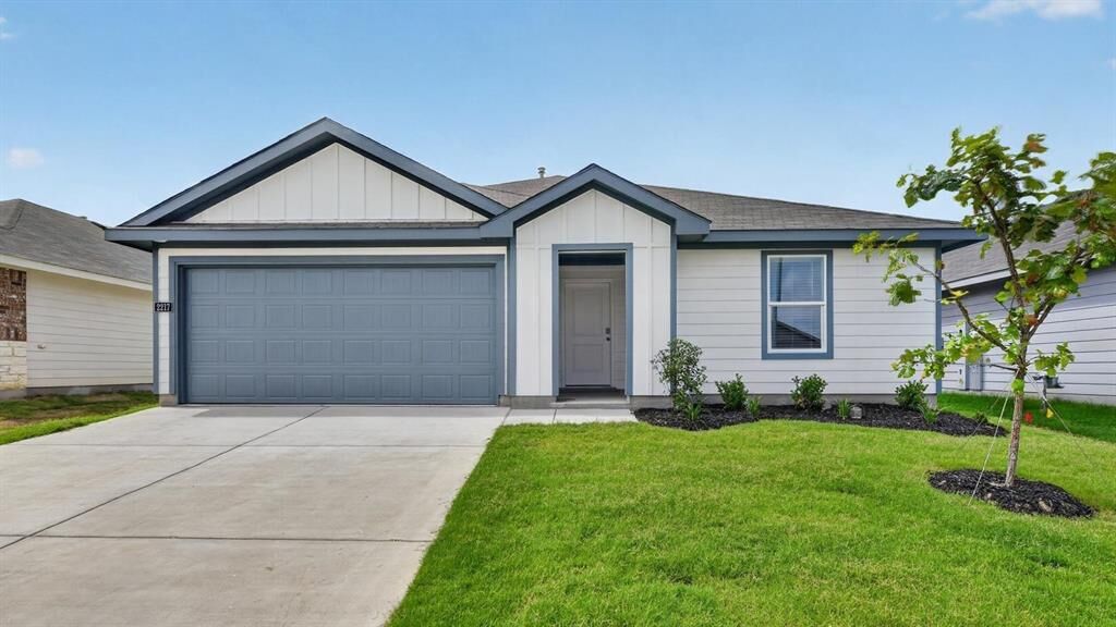 Property Photo: 818 King's Way TX 76645