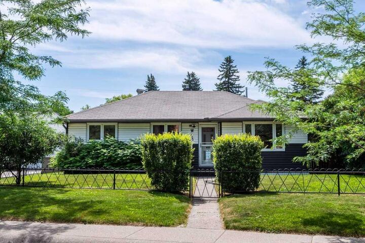 2056 Cottonwood Crescent SE — photo 1
