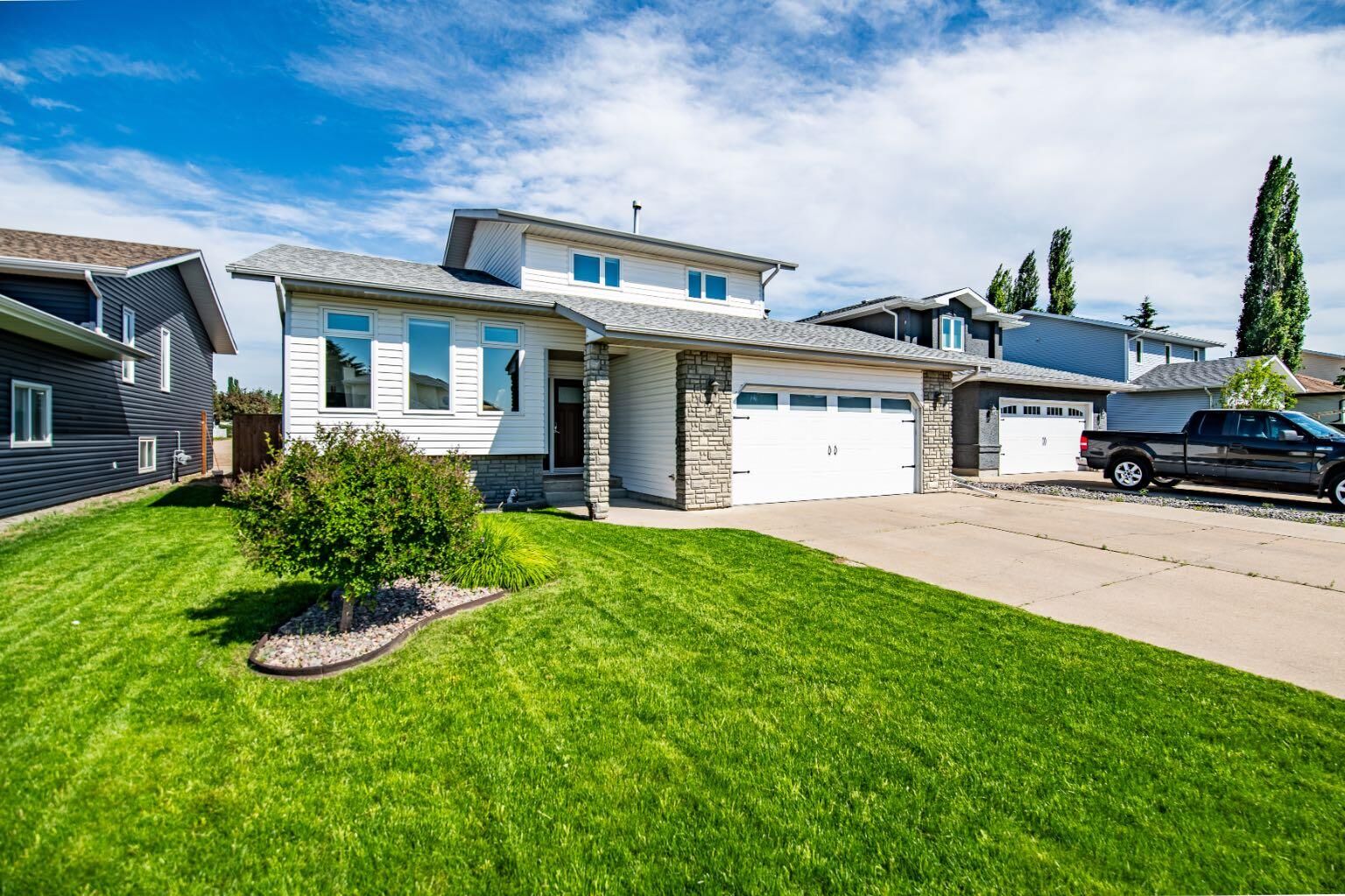 Property Photo: 171 Douglas Avenue AB T4R 2G5