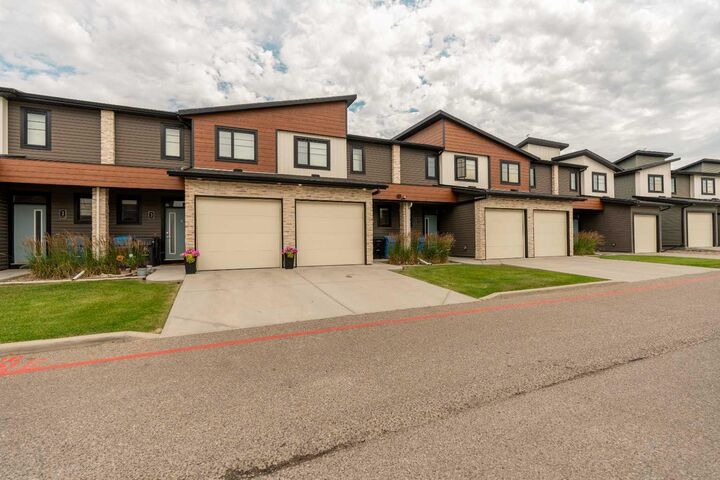 Property Photo: 414 Highlands Boulevard W 4 AB T1J 5K5