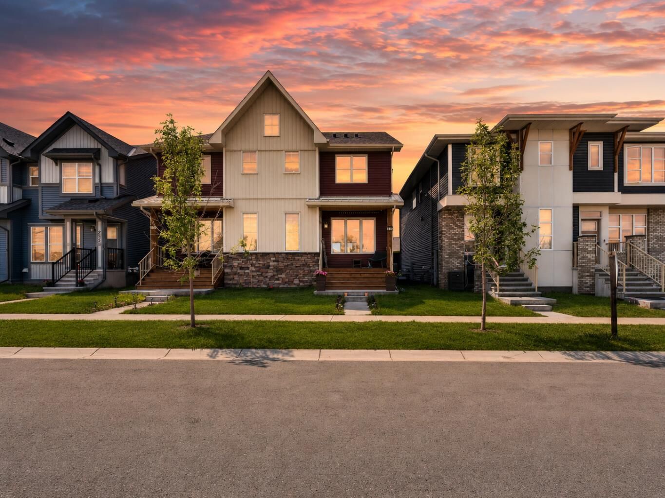 Property Photo:  227 Chinook Gate Boulevard SW  AB T4B 5J4 