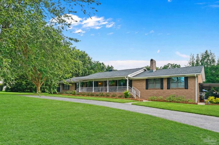 Property Photo: 2379 Risen Dr FL 32533