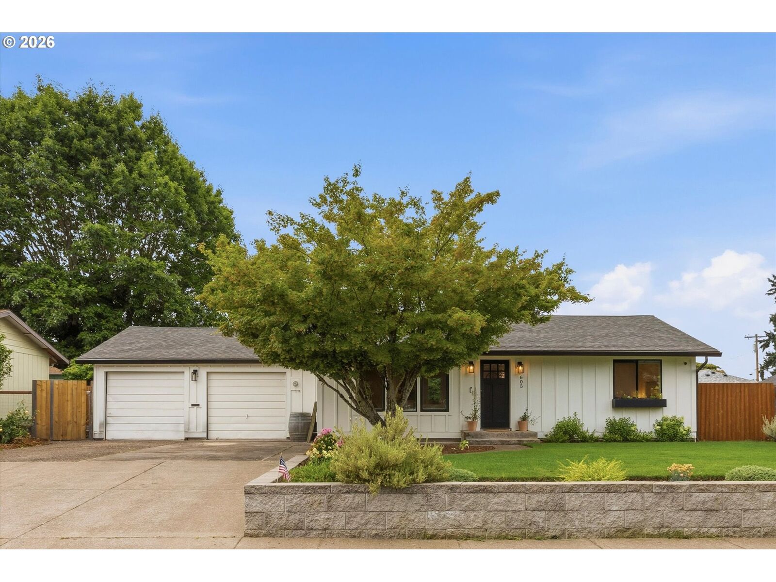 Property Photo: 605 NE Oregon St OR 97128
