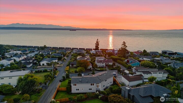 Property Photo:  809  Driftwood Place  WA 98020 