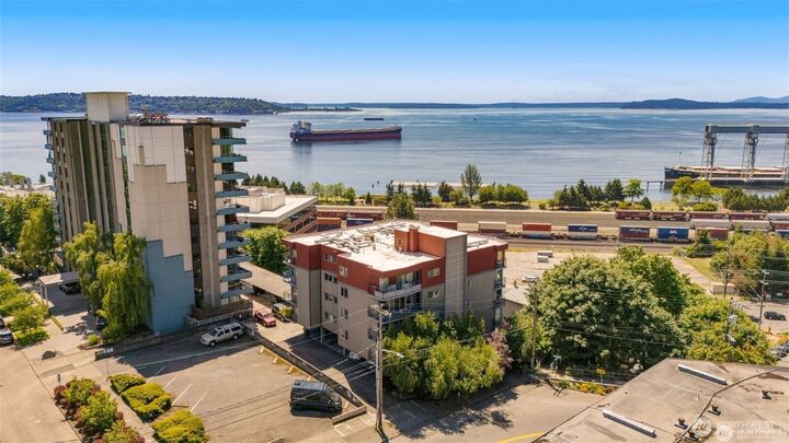 Property Photo: 507 W Mercer St 401 WA 98119