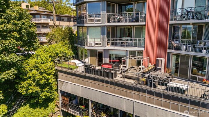 Property Photo:  507 W Mercer St 401  WA 98119 