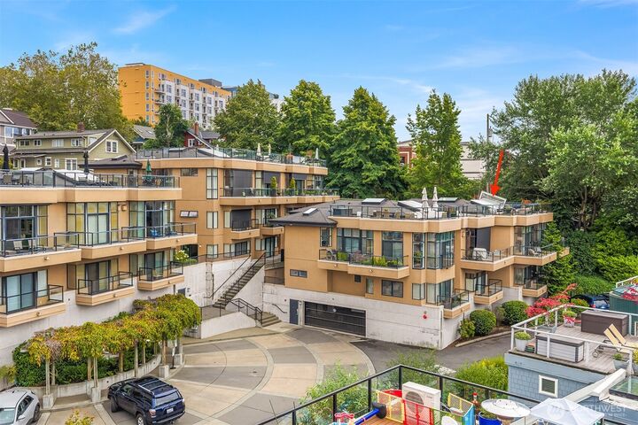 Property Photo: 80 E Roanoke Street 2 WA 98102