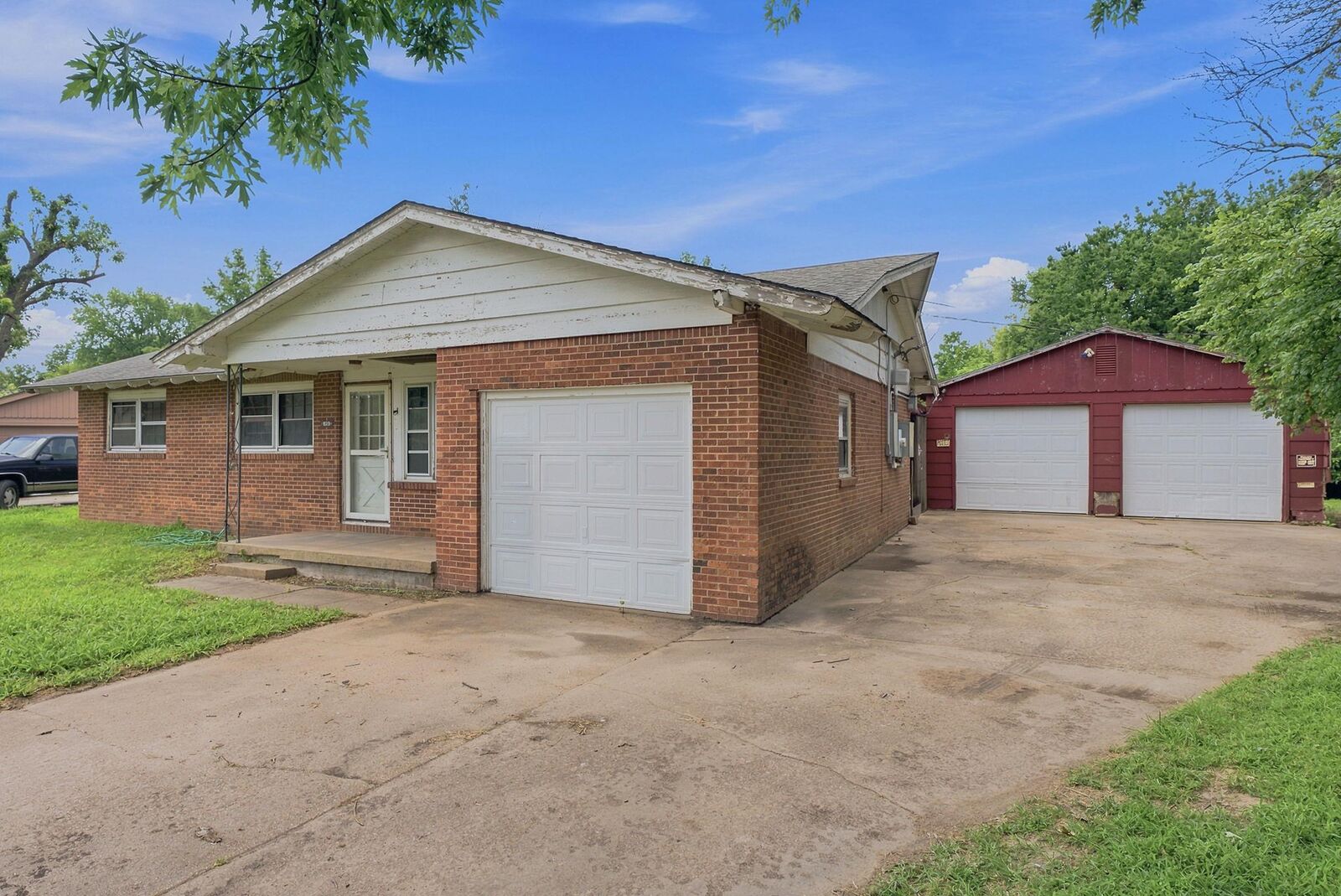 Property Photo: 829 W Alexander Ct KS 67060-1000