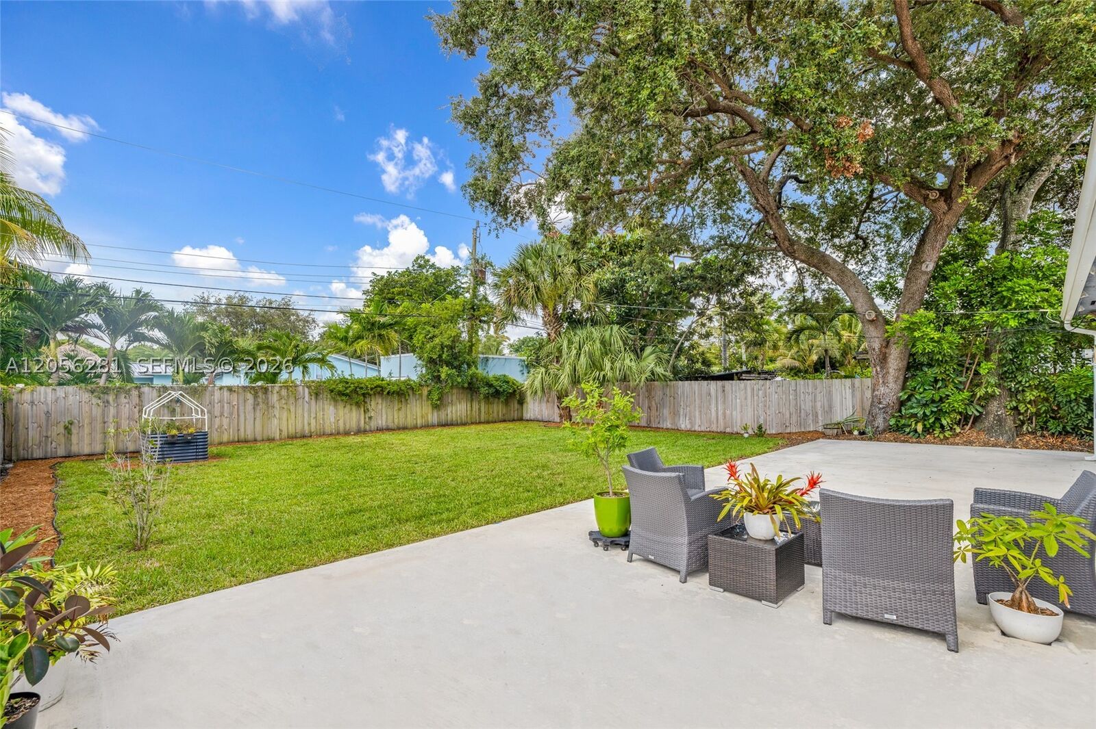 Property Photo: 1008 SW 18th Ct FL 33315