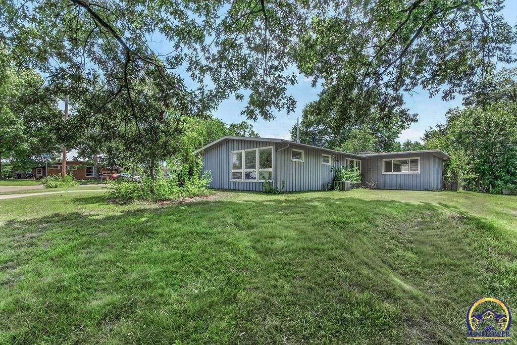 Property Photo: 1201 SW Cornwall St KS 66614