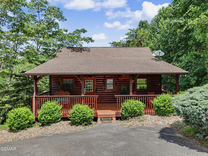 Property Photo: 1609 Pinewood Way TN 37862