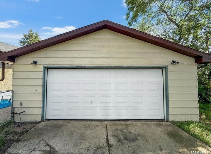 Property Photo:  1700 15th Avenue W  SK S6V 5P3 