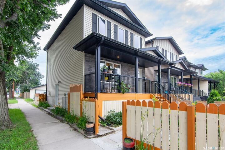 Property Photo: 1031 O Avenue S SK S7M 2T1