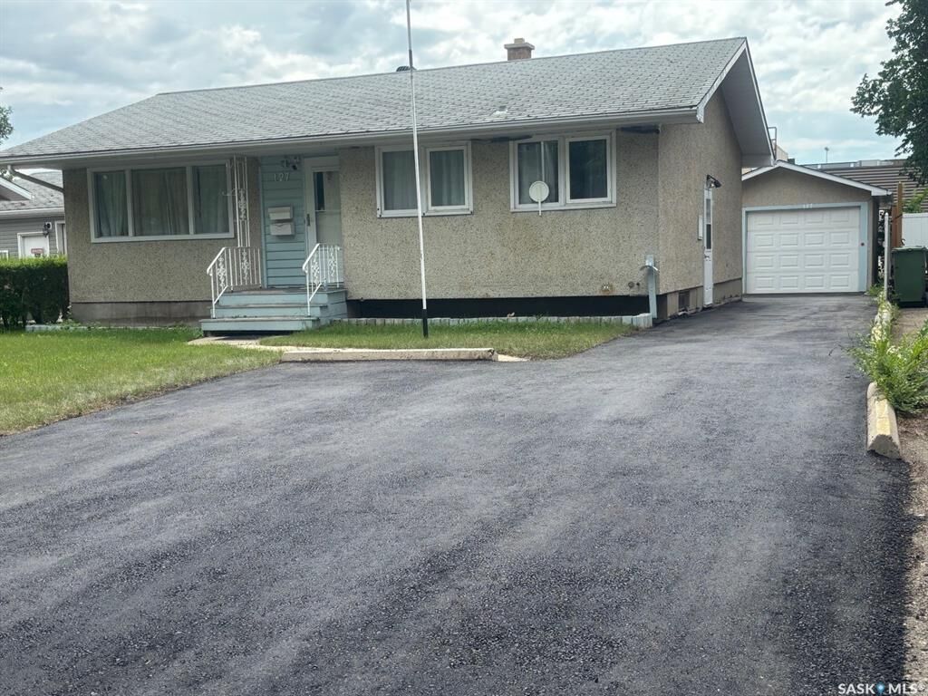 Property Photo:  127 Walden Crescent  SK S4N 1L4 