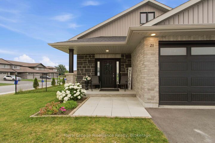 Property Photo: 21 Cedar Park Crescent ON K8V 0J1