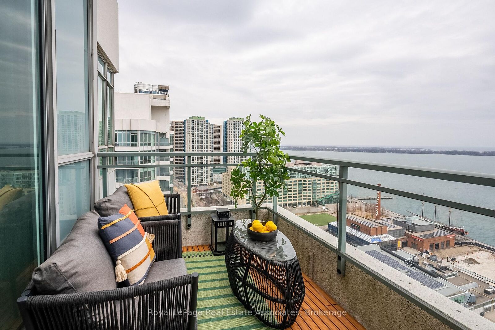 Property Photo:  230 Queens Quay W 2811 (Ph 11)  ON M5J 2Y7 