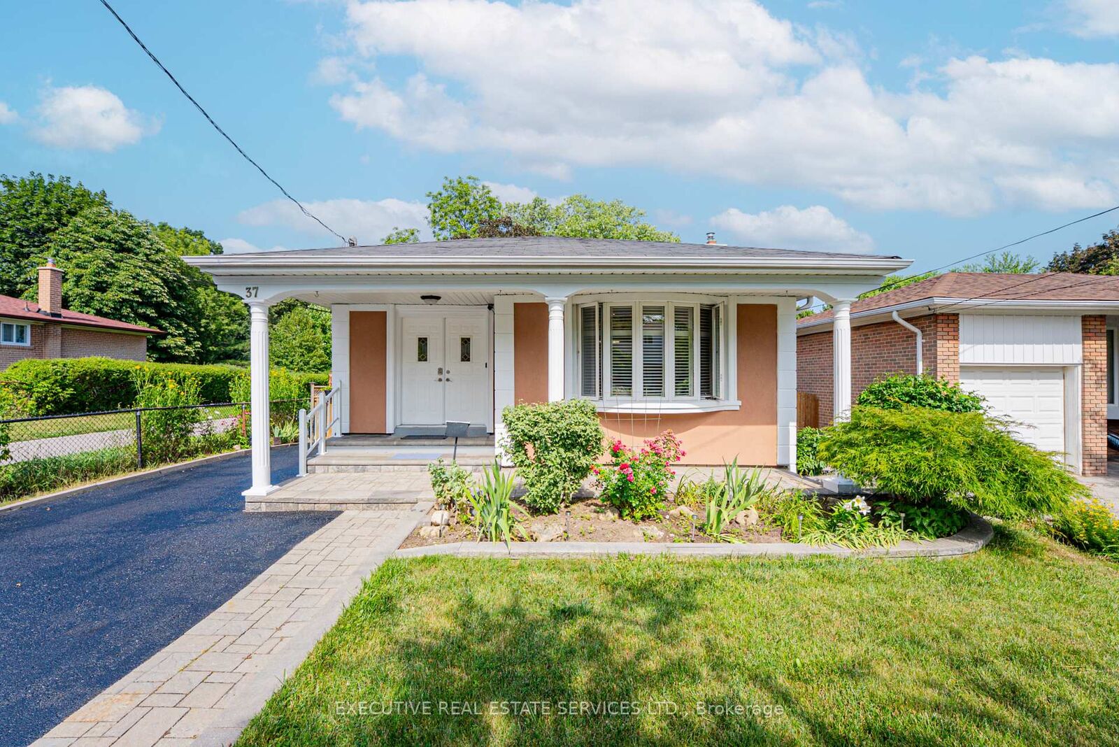 Property Photo: 37 Ravenview Drive ON M1E 3L9