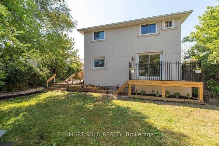 Property Photo: 1116 Pomona Court Main ON L5C 1N2