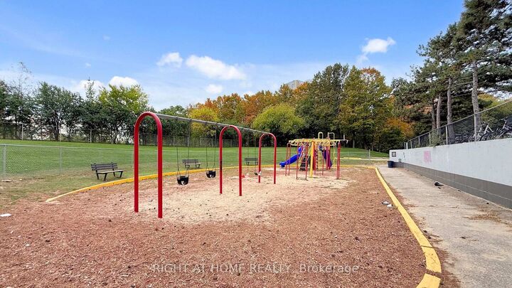 Property Photo: 10 Sunny Glenway 511 ON M3C 2Z3