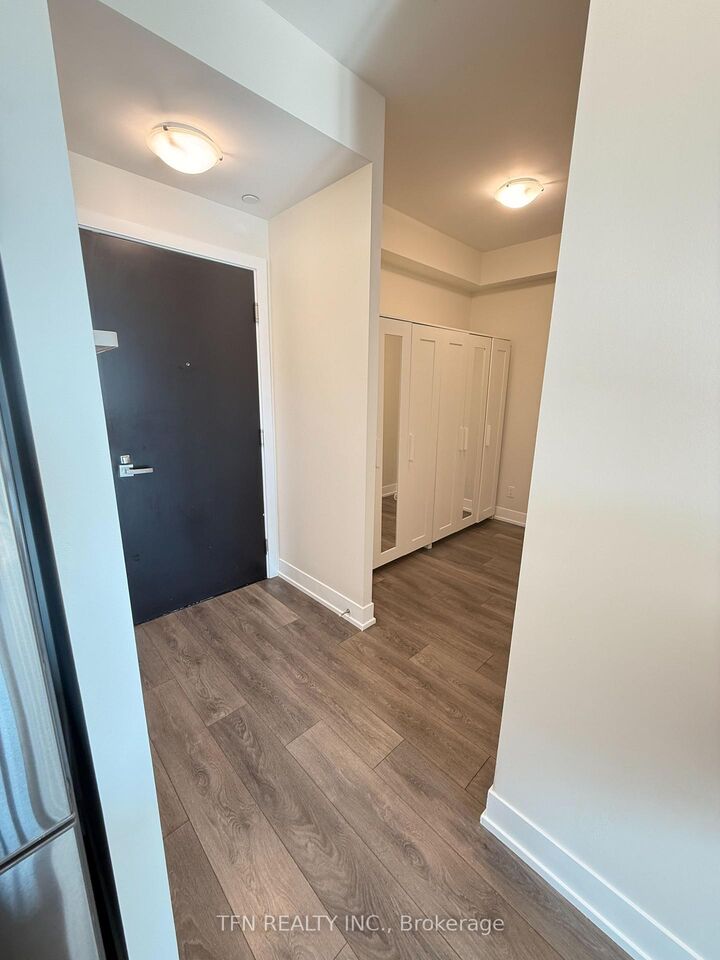 Property Photo:  9471 Yonge Street W 612  ON L4C 1V4 