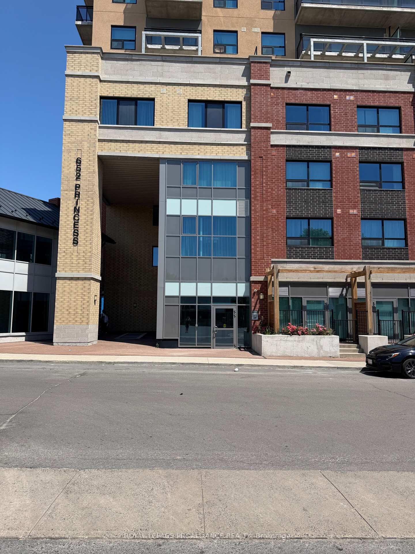 Property Photo: 652 Princess Street 913 ON K7L 1E5