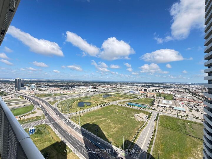 Property Photo: 195 Commerce Street 4112 ON L4K 0P9