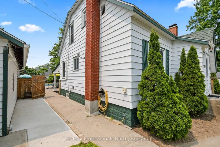 Property Photo: 695 John Street N ON P1P 1E6