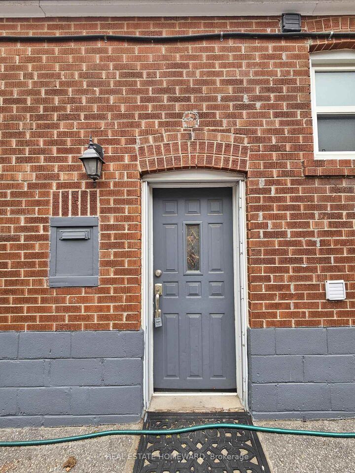 Photo de la propriété: 715 Pharmacy Avenue ON M1L 3J4
