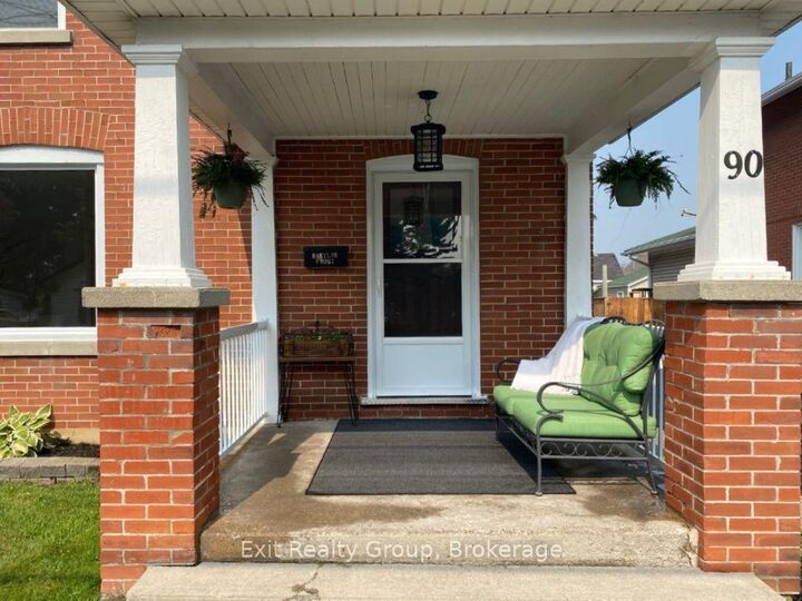 Property Photo:  90 Byron Street  ON K8V 2Y2 