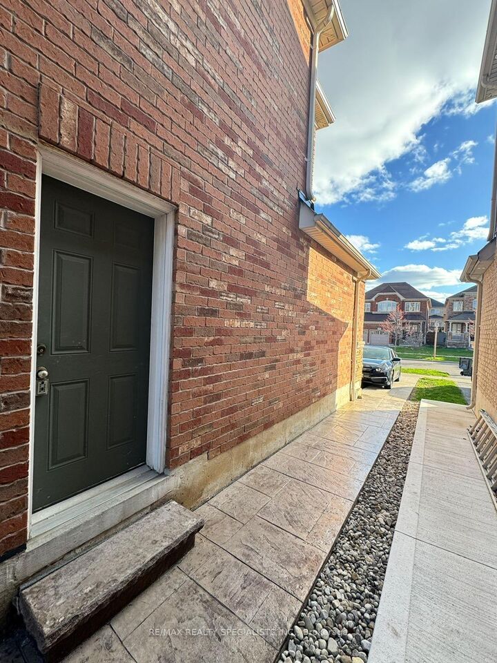 Property Photo:  5475 Freshwater Drive Bsmt  ON L5M 0J8 