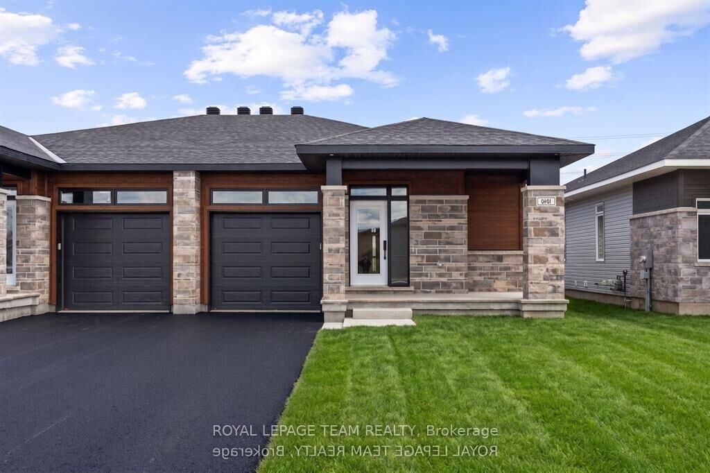 Property Photo: 1094 Moore Street ON K6V 0H2