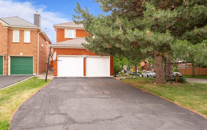 Property Photo: 5577 Haddon Hall Road ON L5M 5G4