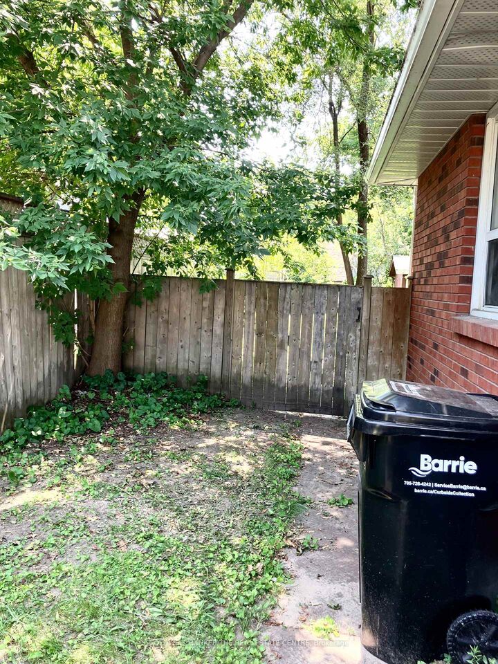 Property Photo: 80 Innisfil Street B ON L4N 3E2