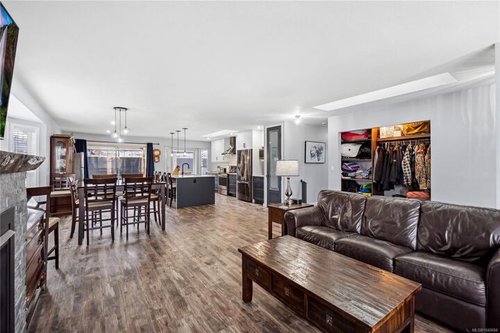 Property Photo: 874 Aberdeen Dr BC V9P 2L9