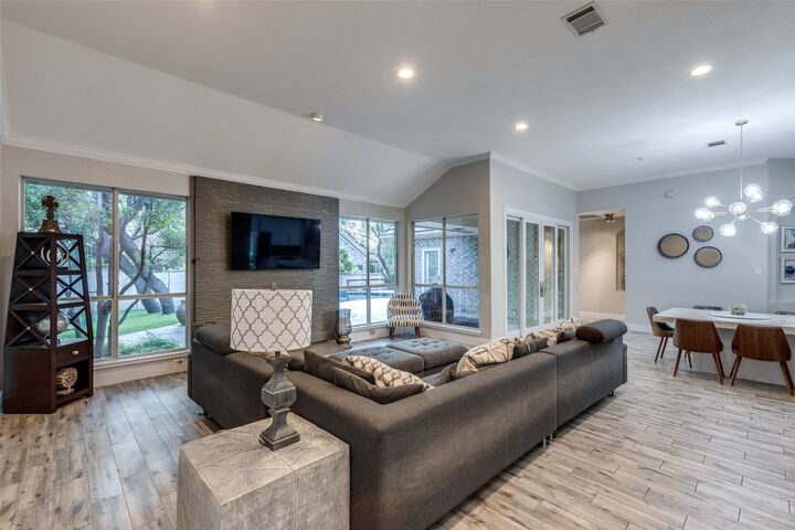 Property Photo: 6 Stillmeadow Court TX 78738