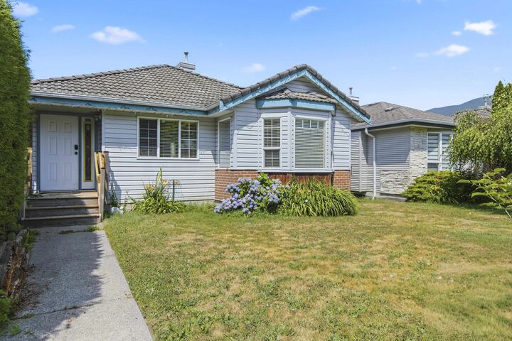 1827 Mamquam Road — photo 1