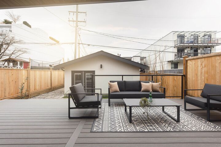 Property Photo: 735 E 10th Avenue 2 BC V5T 2A8