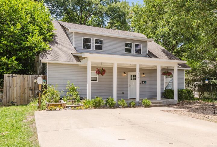Property Photo:  1713 Iris Street  AR 72202-1809 