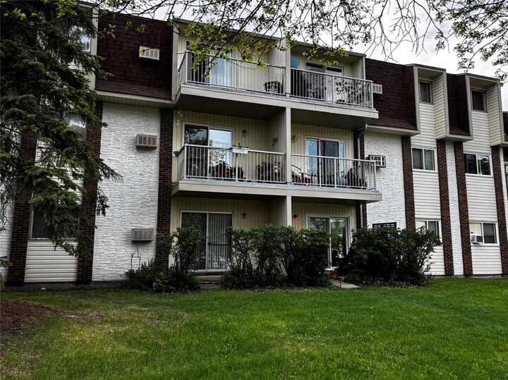Property Photo: 35 Wynford Drive MB R2C 3T8