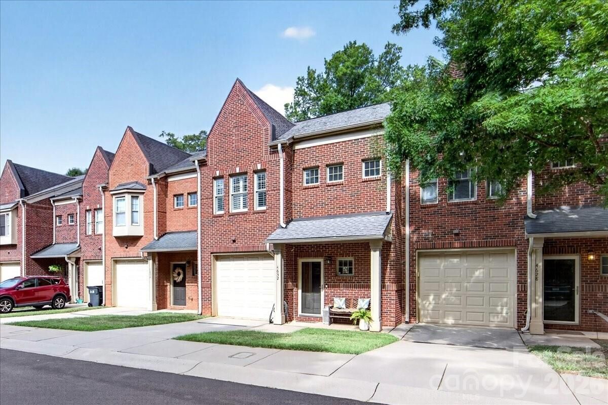 Property Photo: 4632 Dabney Vigor Drive NC 28209