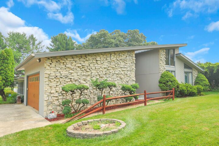 Property Photo: 3350 Sycamore Knoll Drive OH 43219