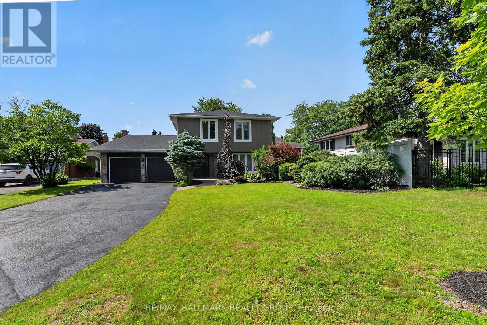 Property Photo: 4 Claret Court ON K1V 9C4