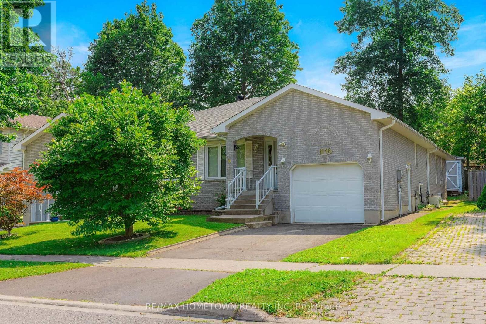 Property Photo: 1048 Bridlewood Drive ON K6V 7E9