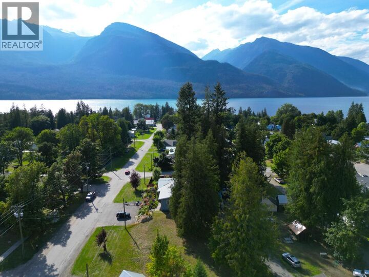 416 Slocan Avenue — photo 1
