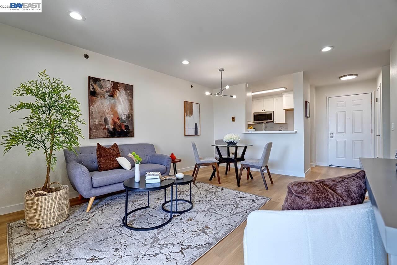 Property Photo: 685 Dartmore Ln 365 CA 94544